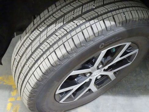 Used 2024 Jeep Grand Cherokee Limited image 44