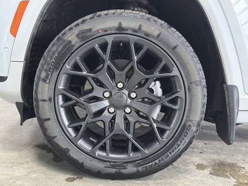 Used 2025 Jeep Grand Cherokee L Summit w/ Obsidian Package image 15