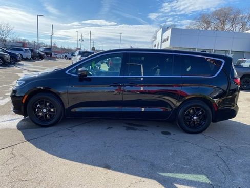 Used 2026 Chrysler Pacifica Select image 8