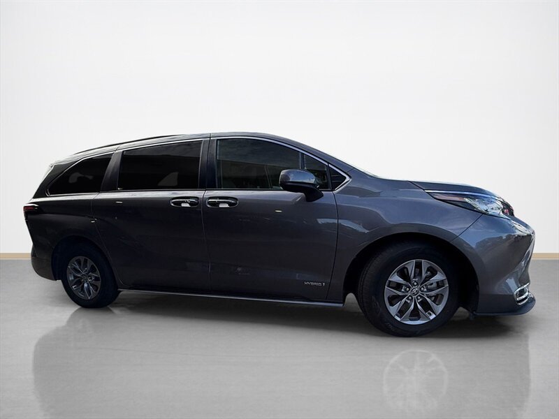 Used 2021 Toyota Sienna XLE w/ XLE Plus Package FWD image 4