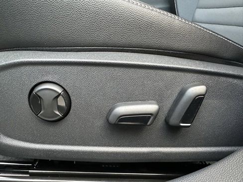 Used 2025 Volkswagen Jetta SE image 19