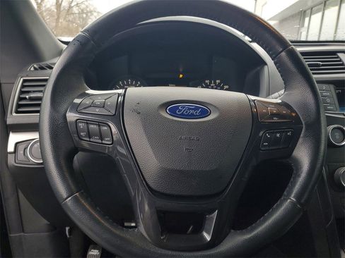 Used 2019 Ford Explorer XLT image 15