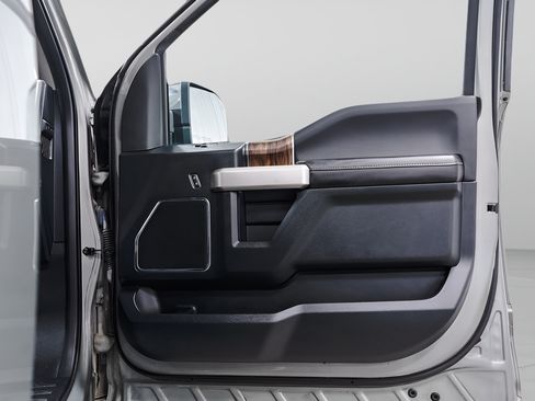 Used 2019 Ford F150 Lariat w/ Equipment Group 502A Luxury AWD/4WD image 37