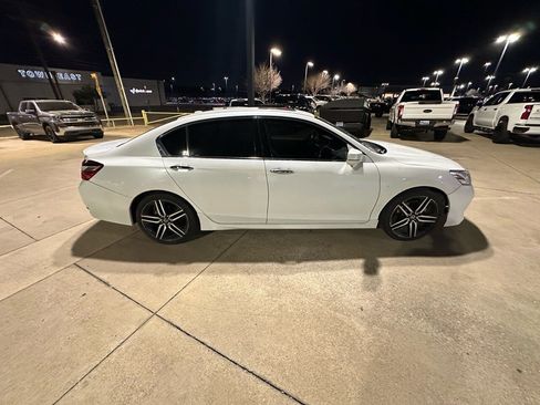 Used 2017 Honda Accord Touring image 2