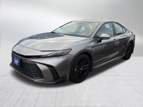 Used 2025 Toyota Camry SE image 3