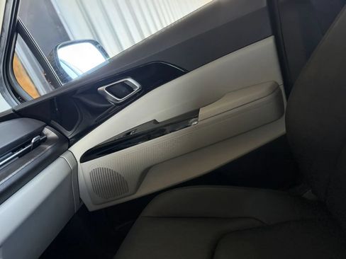 Used 2024 Kia Carnival EX FWD image 38