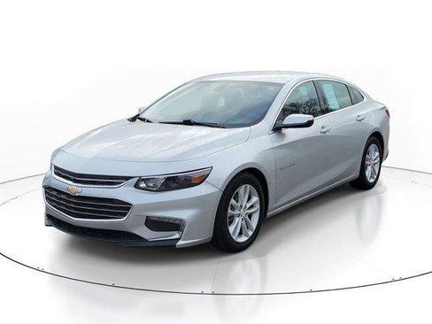 Used 2017 Chevrolet Malibu LT image 2