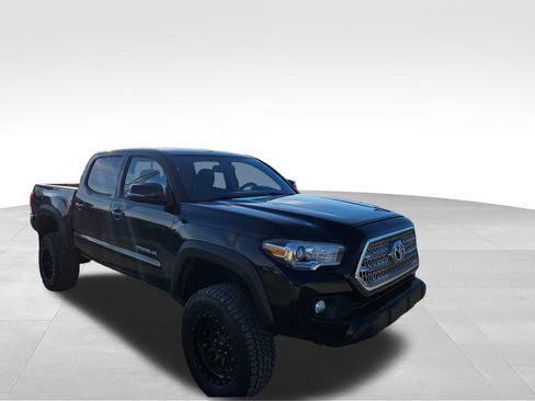 Used 2016 Toyota Tacoma TRD Off-Road image 3