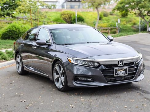 Used 2018 Honda Accord Touring image 3