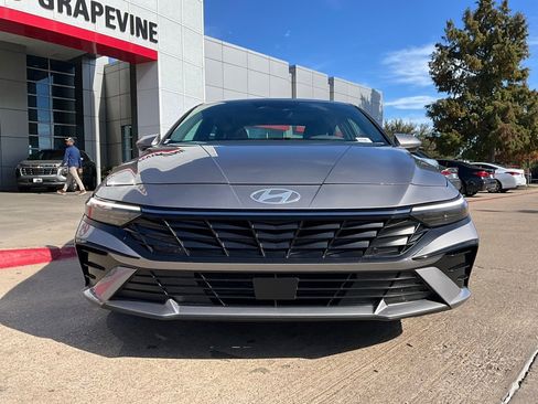 Used 2025 Hyundai Elantra SEL image 4