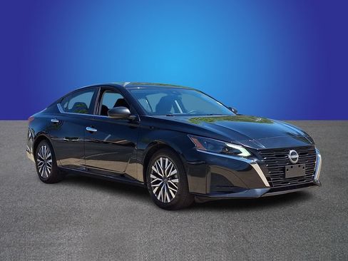 Used 2025 Nissan Altima 2.5 SV FWD image 3