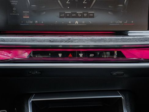 Used 2023 BMW 740i image 15