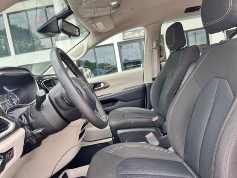 Used 2023 Chrysler Voyager LX FWD image 12