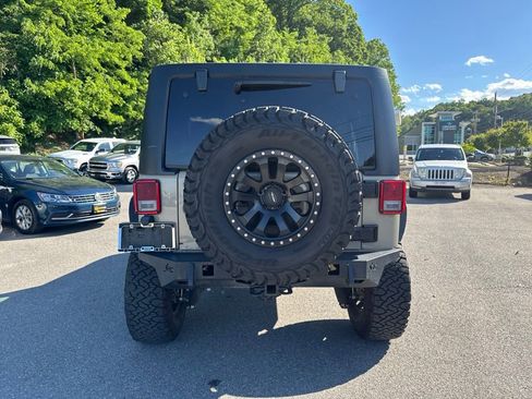 Used 2018 Jeep Wrangler Unlimited Rubicon w/ Connectivity Group AWD/4WD image 5