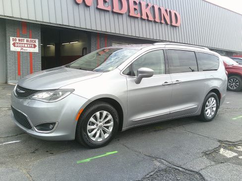 Used 2018 Chrysler Pacifica Touring-L FWD image 11