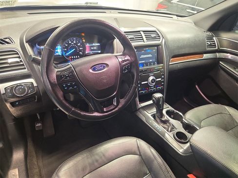 Used 2018 Ford Explorer Limited image 16