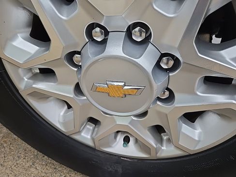Used 2024 Chevrolet Silverado 2500 LT image 38