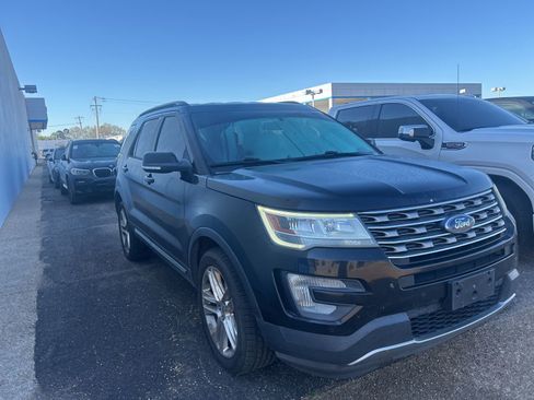Used 2017 Ford Explorer XLT w/ Equipment Group 202A image 6
