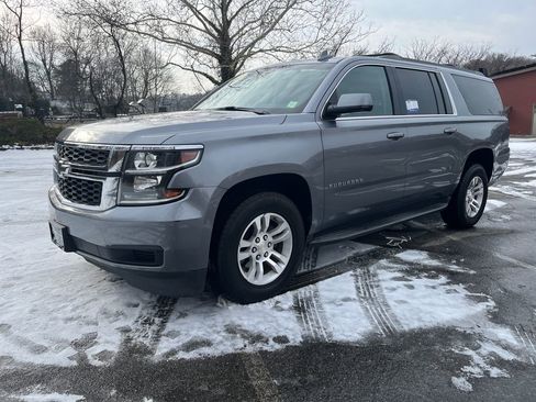 Used 2018 Chevrolet Suburban LT image 4
