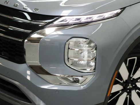 New 2026 Mitsubishi Outlander SE FWD image 2
