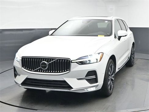 Used 2023 Volvo XC60 B5 Plus image 3