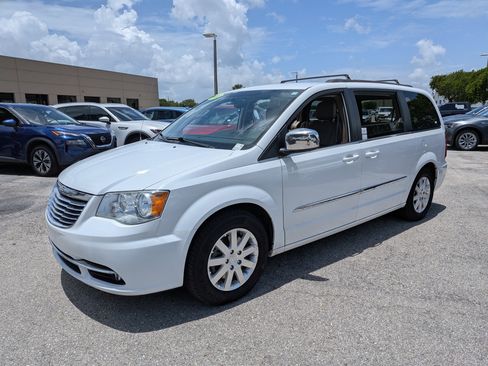 Used 2015 Chrysler Town & Country Touring FWD image 8