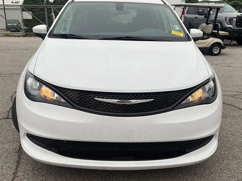 Used 2022 Chrysler Voyager LX FWD image 8