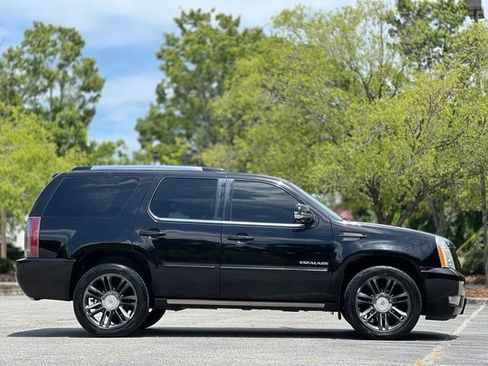 Used 2013 Cadillac Escalade Premium AWD/4WD image 4