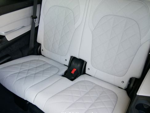 Used 2025 BMW X7 xDrive40i image 16