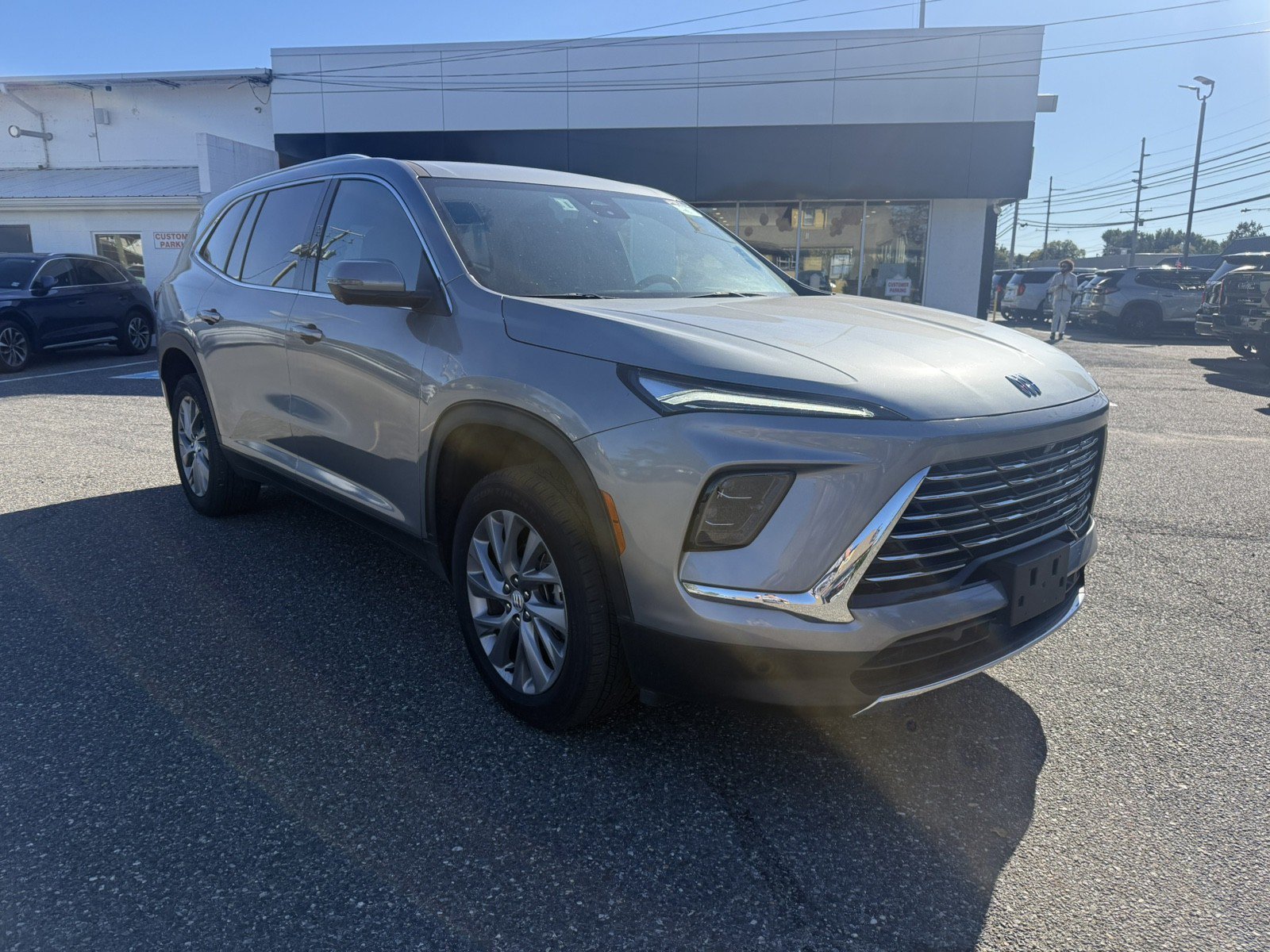 Used 2025 Buick Enclave Preferred FWD image 1