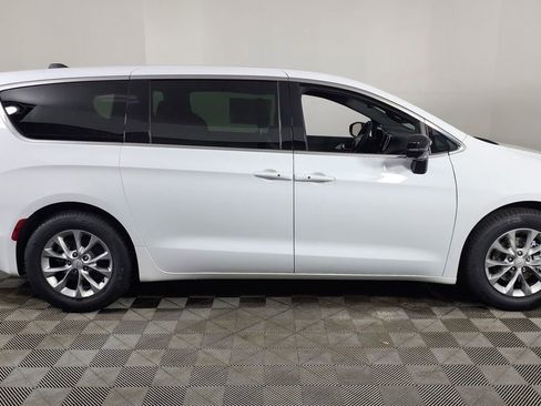 New 2026 Chrysler Pacifica Limited image 9