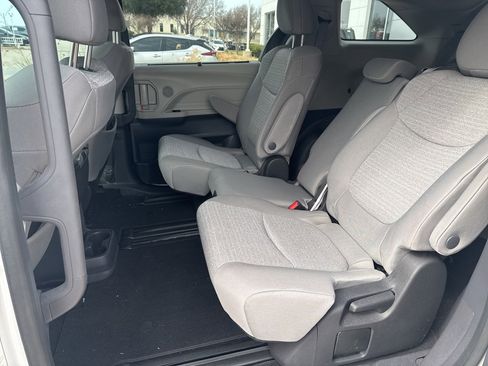 Used 2022 Toyota Sienna LE image 6
