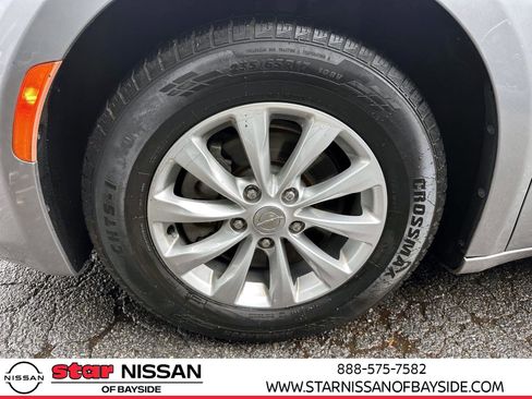 Used 2018 Chrysler Pacifica Touring-L image 6