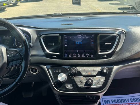 Used 2019 Chrysler Pacifica Touring-L w/ S Appearance Package FWD image 22