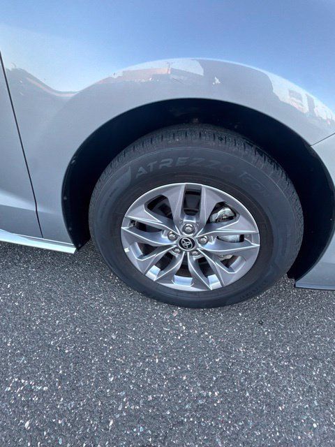 Used 2025 Toyota Sienna XLE FWD image 9