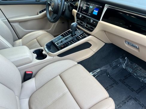 Certified 2022 Porsche Macan AWD/4WD image 17