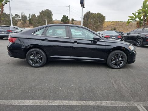 Used 2022 Volkswagen Jetta SE w/ Panoramic Sunroof Package FWD image 4