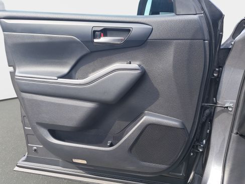 Used 2021 Toyota Highlander XLE FWD image 25