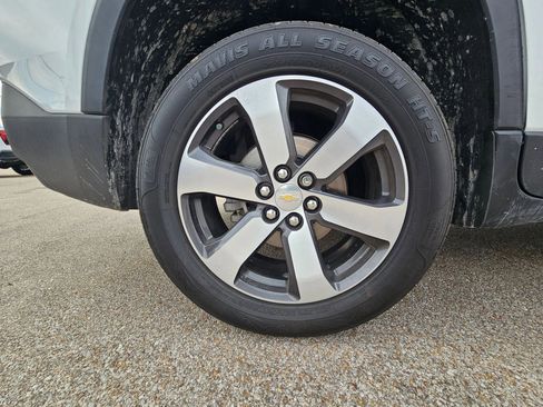 Used 2021 Chevrolet Traverse LT w/ LT Premium Package image 32