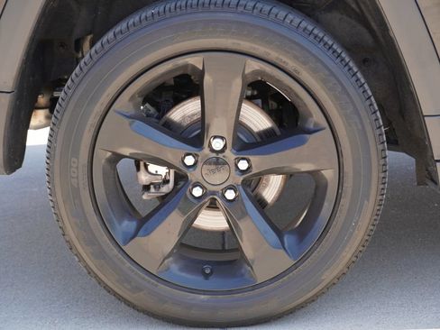 Used 2024 Jeep Grand Cherokee Altitude AWD/4WD image 9