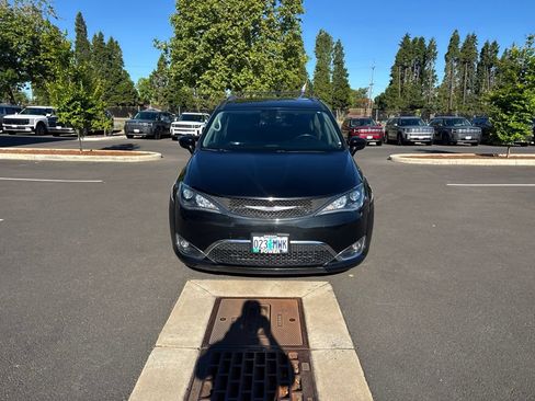 Used 2017 Chrysler Pacifica Touring-L FWD image 8