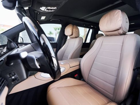 Used 2025 Mercedes-Benz GLS 580 4MATIC image 31