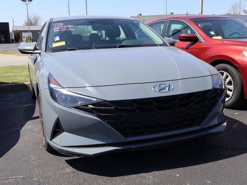 Used 2022 Hyundai Elantra SEL image 3