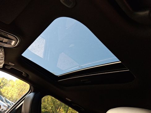 New 2025 Jeep Grand Cherokee Altitude image 10