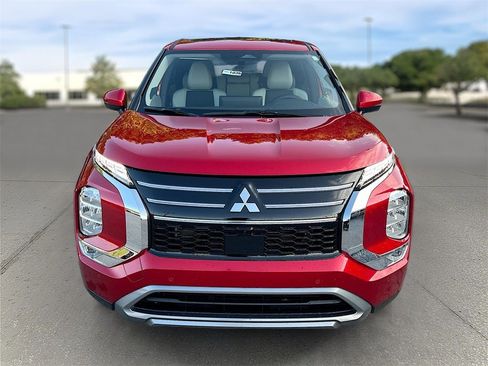 New 2025 Mitsubishi Outlander SE image 2