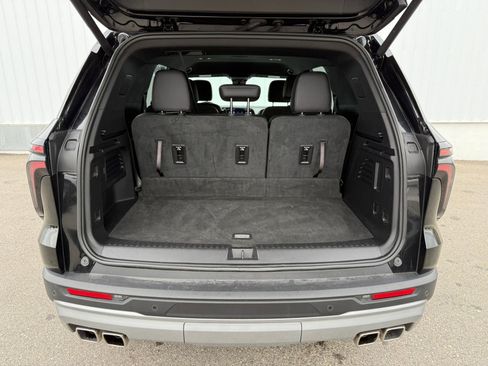 Used 2025 Chevrolet Traverse LT image 16