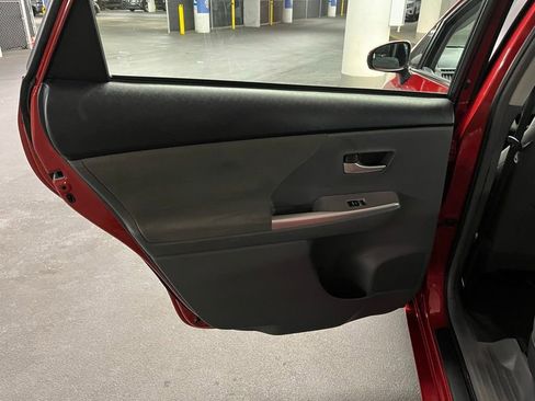 Used 2014 Toyota Prius V Five image 17