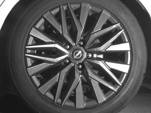 Used 2025 Nissan Altima 2.5 SV FWD image 14