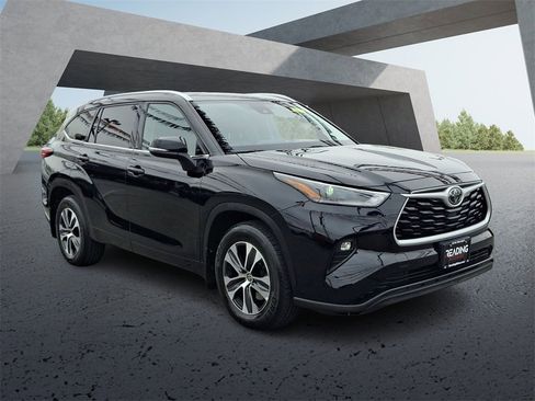 Used 2021 Toyota Highlander XLE image 4