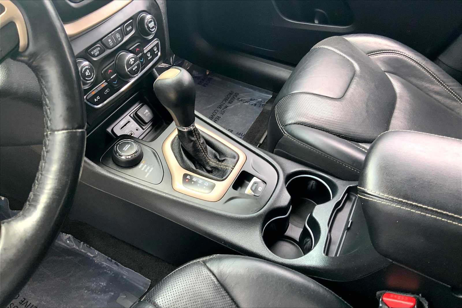 Used 2015 Jeep Cherokee Limited w/ Luxury Group AWD/4WD image 17